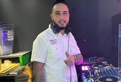 Un portrait de Dj Chivi derrière ses platines