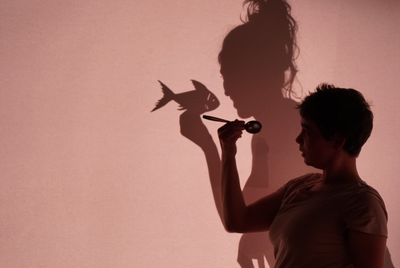 Une cuillère qui possède une ombre en forme de poisson