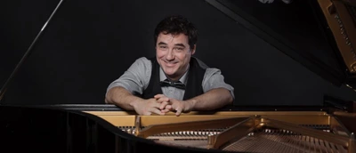 Singing piano Olivier Grimm devant un piano