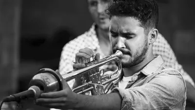 SHEMS BENDALI QUINTET "Casbah Qassioun" Modern Je vois le trompettiste et un musicien du groupe derrière lui