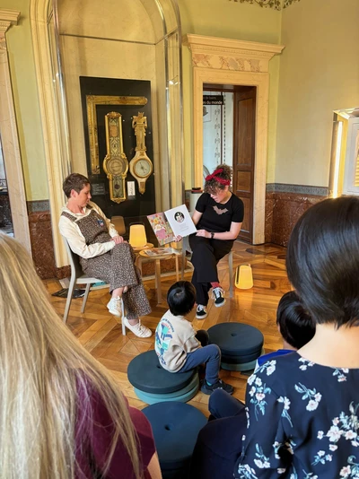 Deux femmes lisent un livre à un groupe d'enfants