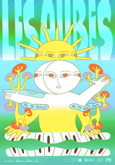 Un groupe de personnes est rassemblé en plein air au bord d’un lac, face à une petite scène. Un artiste parle au micro devant un public attentif, assis ou debout. Le soleil se couche à l’horizon, baignant le ciel de couleurs chaudes. L’ambiance est paisible et conviviale, avec vue sur l’eau, les montagnes et un phare blanc.