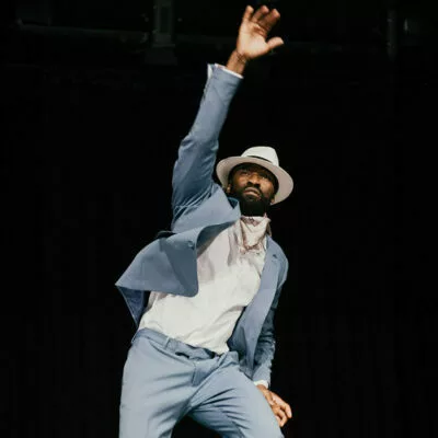 On peut voir un danseur