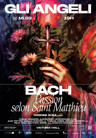 Des mains de femme tenant une croix sur fond floral