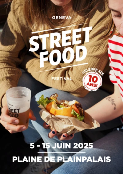 l'affiche du Geneva Street Food Festival 2025. Deux personnes sont assises côte à côte. L'une porte un pull marron clair, l'autre un t-shirt rayé rouge et blanc. Elles tiennent de la nourriture : un sandwich bien garni enveloppé dans du papier kraft et un verre de boisson portant l’inscription « Street Food Geneva ». Le tout est pris en photo en plein jour, dans une ambiance détendue et conviviale.