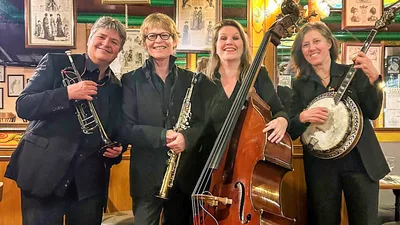 ORCHESTRE FEMININ MOONLIGHT SERENADE Jazz New Orleans/Trad Je vois 4 musiciennes avec leur instrument