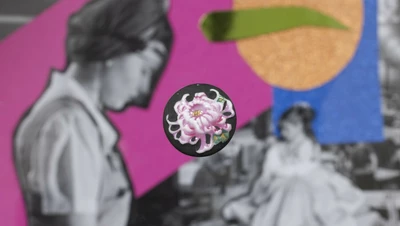 Image d'un bouton pris sur un fond réalisé en collage (des figures féminines en noir et blanc assemblées à des formes géométriques de couleurs vives)