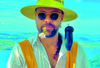 PAPAYA TROPICAL · TROPICAL HOUSE Un portrait coloré et flamboyant de Papaya Tropical avec une étendue d'eau en arrière plan.