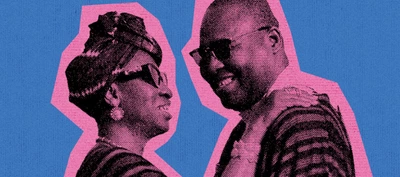 Mariam sings Amadou & Mariam Image graphique de style affiche ou visuel promotionnel. Deux personnes sont représentées de profil, face à face, au centre de l’image. Les deux portent des lunettes foncées et des vêtements à motifs rayés.
L’image utilise une palette de couleurs limitée et très contrastée : les silhouettes sont traitées en noir et rose vif, tandis que l’arrière-plan est bleu. Un effet de trame, rappelant les techniques d’impression ou de sérigraphie, recouvre l’ensemble du visuel.
La personne située à gauche porte un couvre-chef noué autour de la tête et un bijou d’oreille visible. La personne située à droite porte des lunettes à monture épaisse et un vêtement ample à rayures.
Aucun texte n’est visible. La composition est simple et symétrique, mettant l’accent sur la rencontre visuelle entre les deux silhouettes. L’ensemble évoque une affiche artistique ou musicale au style contemporain et coloré.