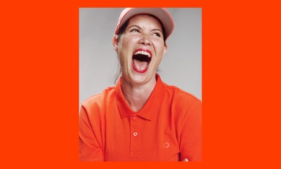 Photo de l'un des personnages du spectacle qui rit à gorge déployée