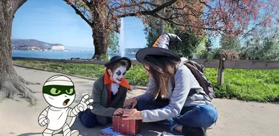 HALLOMANIA – Lake Geneva Candy Hunt at the Jardin Anglais in Geneva Famille en train d'ouvrir un coffre au jardin anglaisz