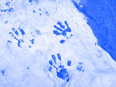 L’agenda des tentacules Des empreintes de mains sur une surface type sable ou neige. La photo a un filtre de couleur.