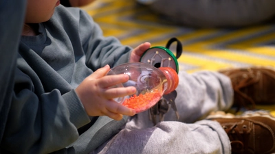 Photos d'un bébé qui manipule un objet lors d'un atelier sensoriel au musée