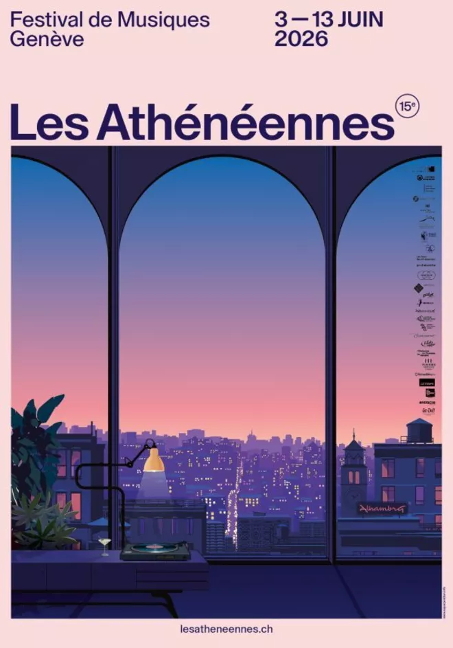La scène montre une vue nocturne depuis un intérieur sombre à travers trois grandes fenêtres arquées. Au premier plan, une platine vinyle et un cocktail sont éclairés par une lampe de bureau. À l'extérieur, on découvre un panorama urbain au crépuscule, sous un ciel dégradé de bleu, violet et rose.