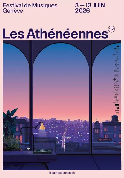 LES ATHÉNÉENNES 2026 La scène montre une vue nocturne depuis un intérieur sombre à travers trois grandes fenêtres arquées. Au premier plan, une platine vinyle et un cocktail sont éclairés par une lampe de bureau. À l'extérieur, on découvre un panorama urbain au crépuscule, sous un ciel dégradé de bleu, violet et rose.