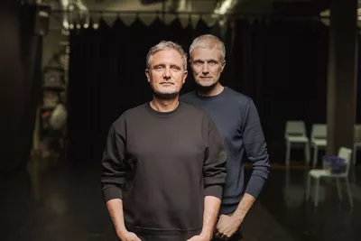 MON FRÈRE Les deux comédiens se tiennent debout, le regard droit devant eux.