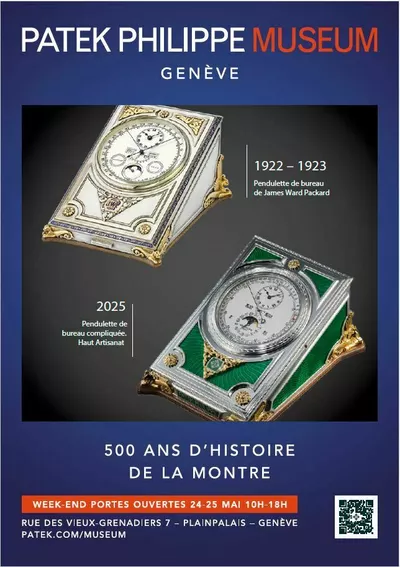 Affiche sur fond bleu foncé présentant l’événement du Patek Philippe Museum à Genève. Le mot « Museum » est mis en évidence en orange. Deux pendulettes de bureau sont illustrées : l’une datée de 1922–1923, appartenant à James Ward Packard, et l’autre, contemporaine, prévue pour 2025, qualifiée de « compliquée, haut artisanat ».

Le texte annonce « 500 ans d’histoire de la montre ». En bas, une bande orange indique : « Week-end portes ouvertes 24–25 mai, 10h–18h ». L’adresse du musée est également mentionnée, ainsi qu’un QR code en bas à droite.