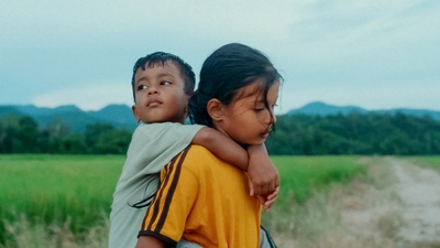 Deux jeunes enfants dans un champs.