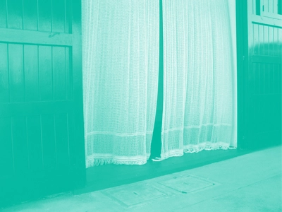 Au Grand Passage Ce sont des rideaux en train de voler au vent. la photo présente un filtre de couleur.