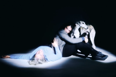 Impossible - Barbara Baker & F-X Fernandez-Cavada Deux interprètes et un chien sur scène