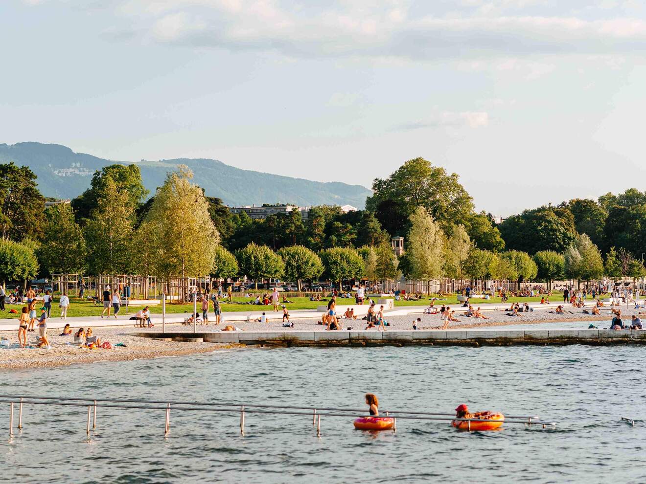 swimming-in-geneva-geneva-tourism