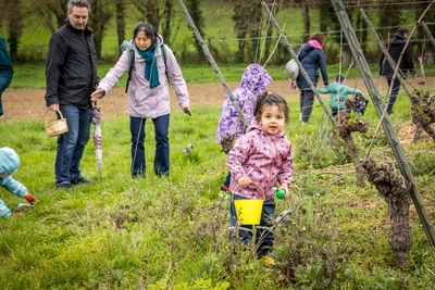 Enfant pendant une chasse aux oeufs