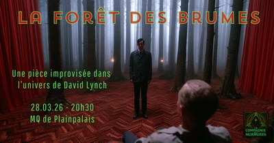 Un homme assis, regarde une pièce de théâtre, sur une scène couverte d'arbres.