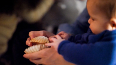 Photos d'un bébé qui manipule des objets lors d'un atelier sensoriel au musée