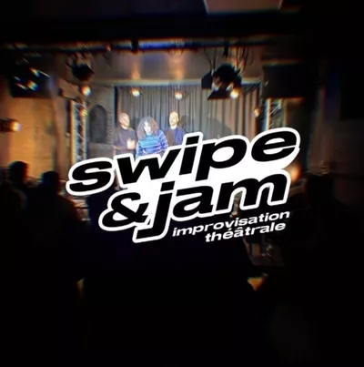 La Bankize | Swipe&Jam Trois improvisateurs sur scène devant un public, avec le titre "Swipe&Jam : improvisation théâtrale"
