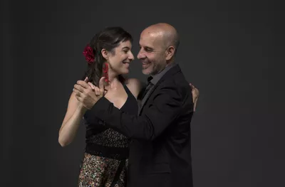 Free initiation to tango and show by Claire & Pedro Un couple en dansant le tango