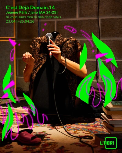 Voici l'artiste accroupi au sol sur un tapis dans une salle assez obscur. Nous ne voyons pas sa tête, cachée dans sa veste mais ses mains tiennent un micro placé au niveau de la bouche. nous y retrouvons les informations liées au titre et aux dates de représentations.