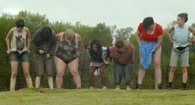 Un groupe de femmes enlèvent leur bas