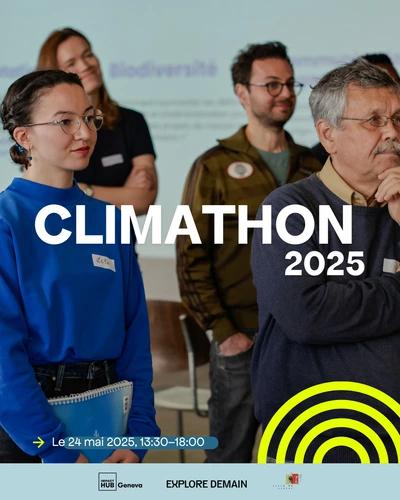 Il s'agit d'une photo de quatre personnes représentant une population variée, qui sont en train d'écouter la présentation d'un participant. Au fond de l'image on devine le mot "biodiversité" sur le mur où une présentation est projetée. Un élément visuel décoratif coloré complètent l'image : des demi-cercles jaunes emboités. Le texte central en blanc indique "Climathon 2025", en dessous se trouve la date de l'événement "24 mai 2025, 13:30-18:00" ainsi que les logos des partenaires de l'événement en bas de la photo sur fond bleu : "Explore Demain" et le logo jaune et rouge de la ville de Genève.