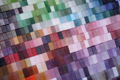 Œuvre de SIGURÐARSON Brynjar & SEDLMAIR Veronika. Il s'agit d'une multitude de carreaux de verre de couleurs différentes comme un pantone.