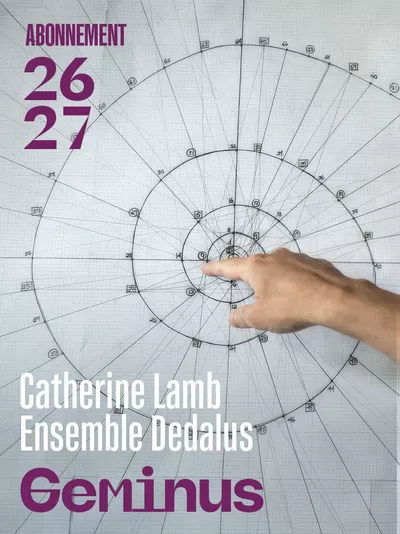 Geminus L’image montre un dessin technique circulaire très détaillé, avec de nombreuses lignes, mesures et annotations, sur lequel une main pointe vers le centre. Elle sert de couverture à une publication intitulée « Abonnement 26/27 », avec les noms Catherine Lamb, Ensemble Dedalus et Geminus.