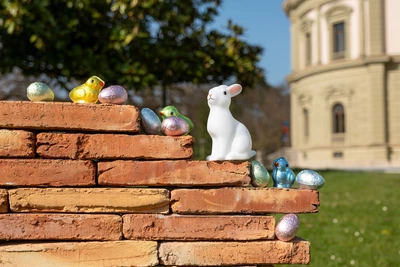 Des oeufs en chocolat se trouvent sur le mur devant le musée