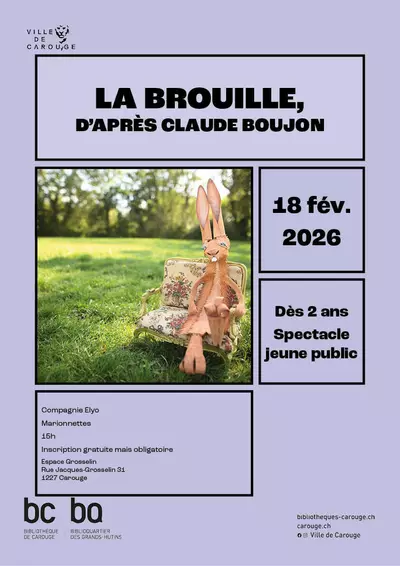 Image d'un lapin, fait de papier, assit sur un petit canapé fleuri dans l'herbe.