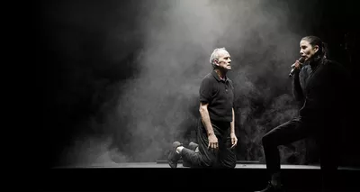 CASTING LEAR Un homme à genoux sur scène, dans la brume.