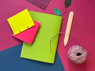 Photo de matériel de reliure et de carnets colorés