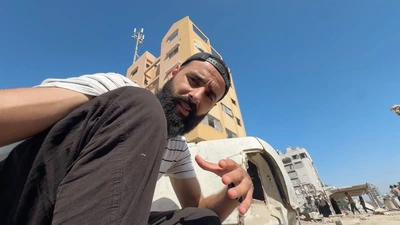 Un homme accroupi en contre-plongée.