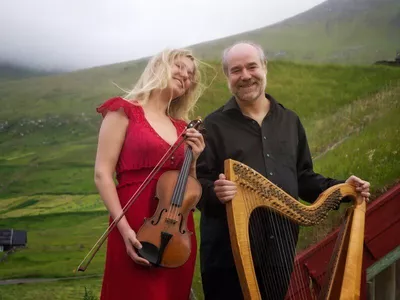 deux musicens dans un paysage