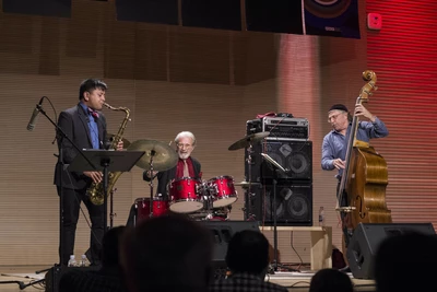 Les trois musiciens sur scène