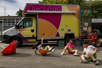 enfants jouant dans un parc avec les jeux du ludobus