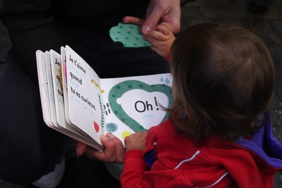 Mini rendez-vous : the body un enfant découvrant un livre au musée