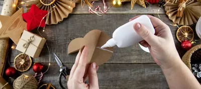 Creating upcycled Christmas decorations (ages 8 and up) atelier décorations de Noël