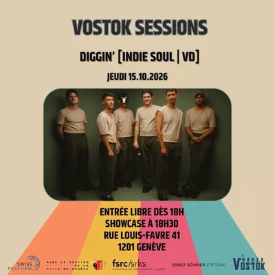 Le groupe composé de 6 personnes  est debout dans un studio à fond vert avec des tenues identiques.
