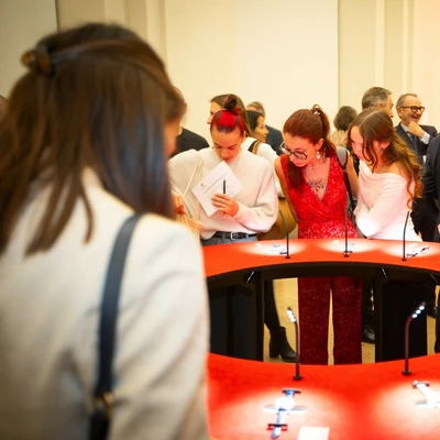 Grand Prix d'Horlogerie de Genève - Exposition des 90 garde-temps présélectionnés par l'Académie Public, regardant les montres, dans la salle d'exposition