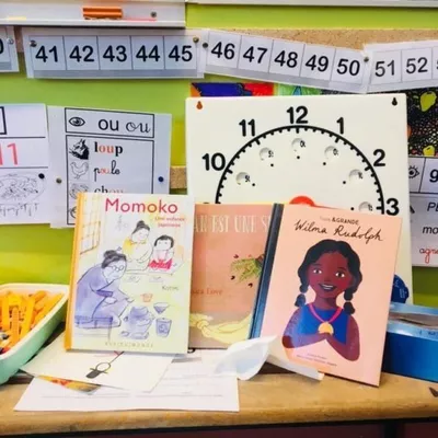 MEG X Les Créatives : Egalitarian readings 3 livres sur une table et ils questionnent les stéréotypes de genre et de race.