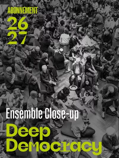 Deep Democracy L’image montre une foule nombreuse réunie en cercle, avec des personnes assises ou allongées au sol. Le texte en vert et blanc annonce « Abonnement 26/27 » et « Ensemble Close-up – Deep Democracy », donnant une ambiance à la fois artistique et engagée.