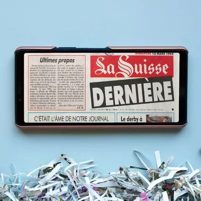 Atelier recherche d'information : explorer les archives numériques de la presse à la Bibliothèque de la Cité Un téléphone affichant la Une du journal La Suisse de 1994